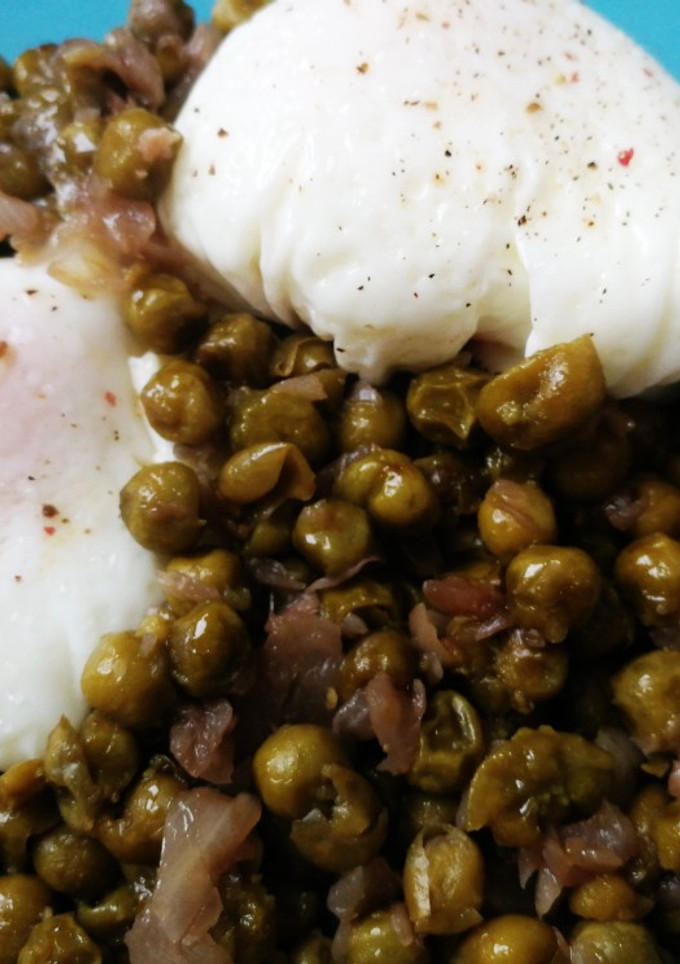 Una foto de Guisantes con huevos poché