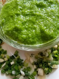 લીલા લસણ ની ચટણી (Green Lasan Chutney Recipe In Gujarati) રેસીપી મુખ્ય ફોટો