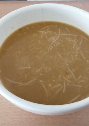 Una foto de Sopa espesa de verduras con fideos y chucrut