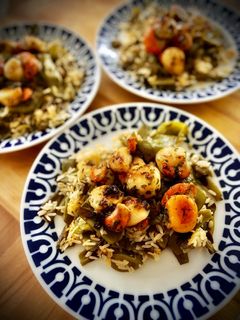 Una foto de Vieiras al perejil sobre cama de arroz basmati con judías