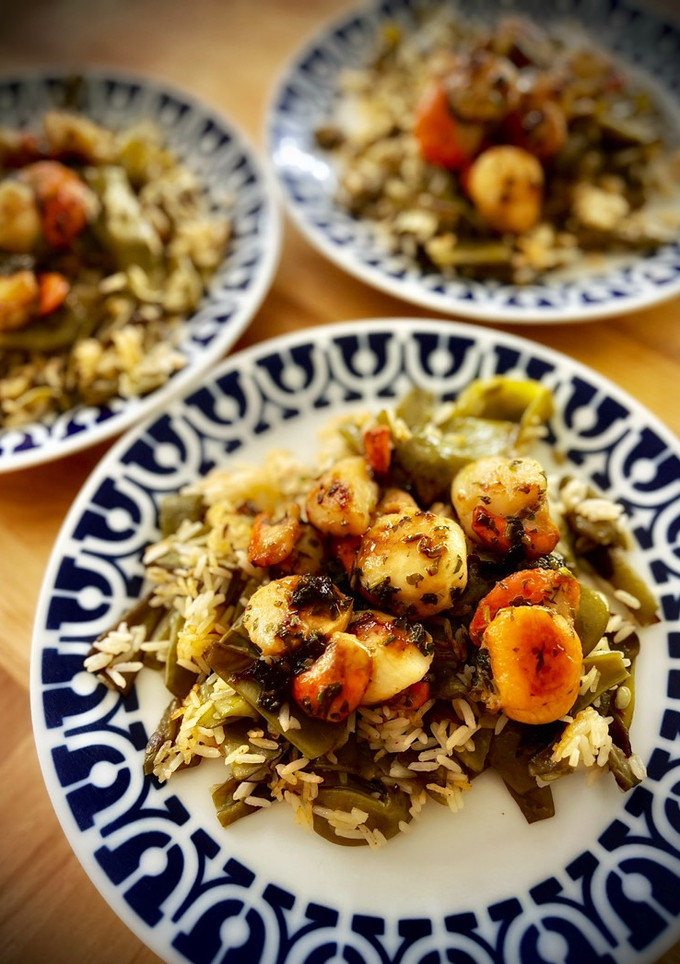 Una foto de Vieiras al perejil sobre cama de arroz basmati con judías