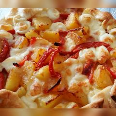 A picture of Torta salata di pepperoni, patate e mozzarella.