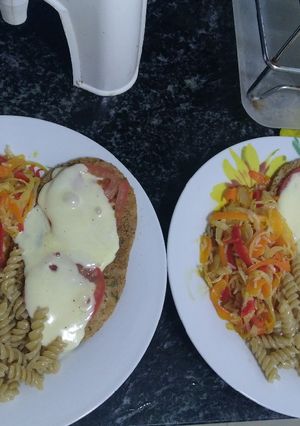 Una foto de Milanesa de soja con guarnición de vegetales, arroz y fideos