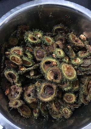 કારેલા ની ચિપ્સ (Karela Chips Recipe In Gujarati) રેસીપી મુખ્ય ફોટો