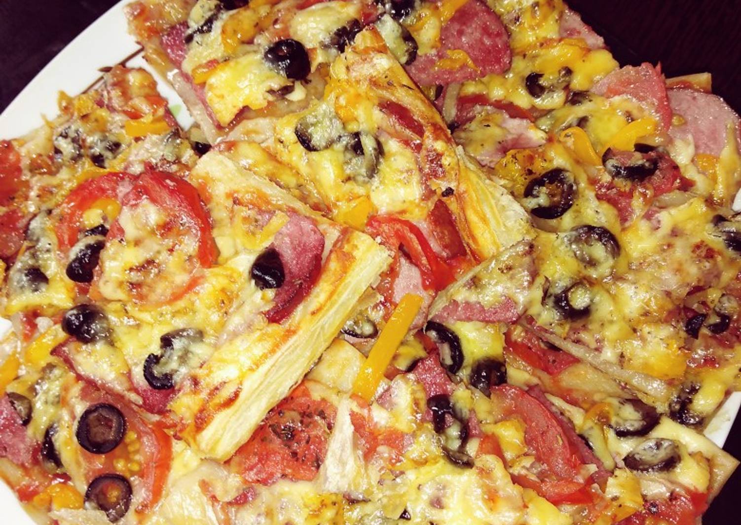 пицца со слоеным тестом в духовке рецепт с колбасой и сыром и помидорами и грибами фото 71