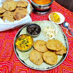 A picture of Potato pumpkin sabji and barley bedmi puri.