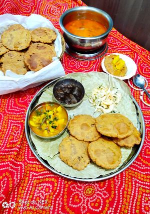 A picture of Potato pumpkin sabji and barley bedmi puri.
