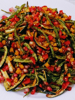 Una foto de Wok de verduras con sésamo, pasas, anís y granada