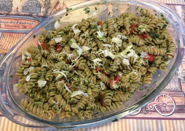 Salada De Macarrão Integral Com Manjericão E Tomate Cereja