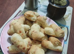 Una foto de Pan con grasa o "cuernitos" de queso