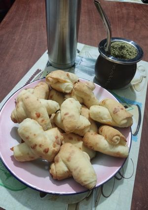 Una foto de Pan con grasa o "cuernitos" de queso
