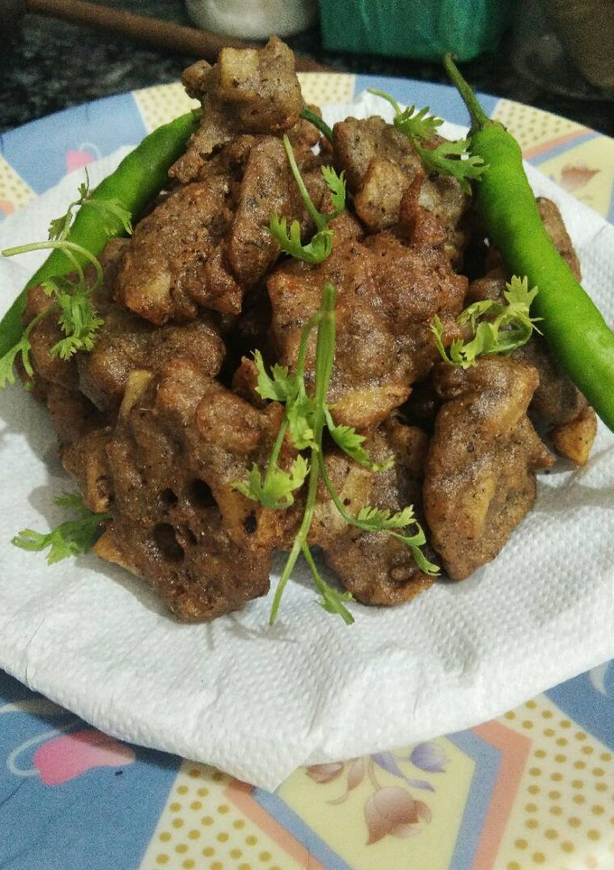 A picture of Kuttu ki Chatpte pakorde.