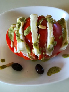 Una foto de Tomate con queso al pesto