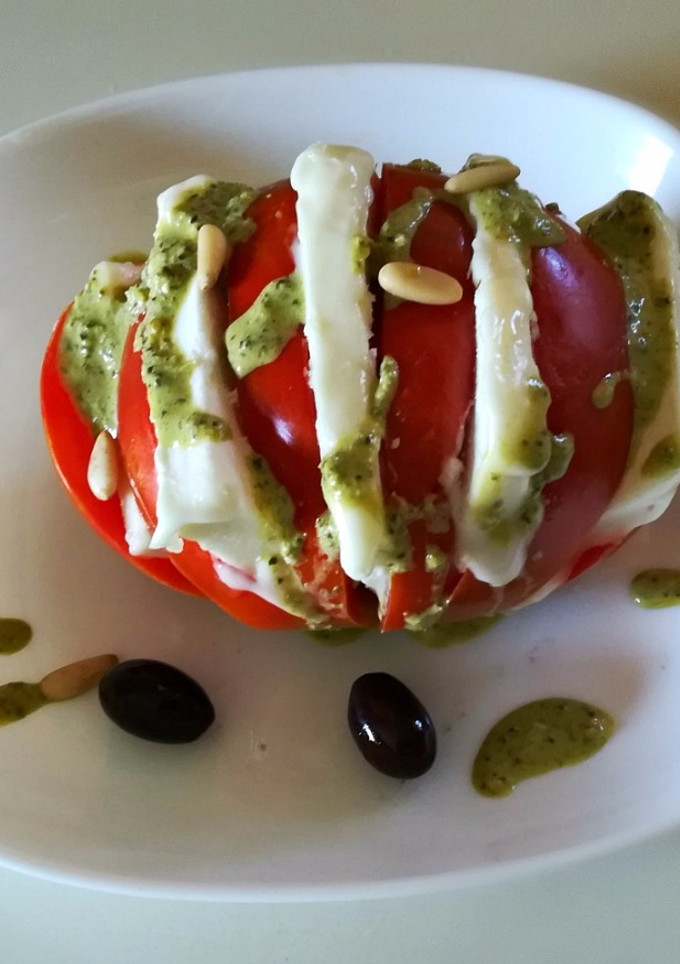 Una foto de Tomate con queso al pesto