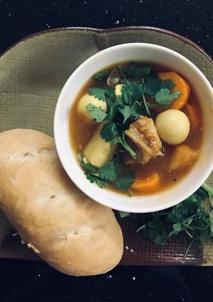 Hình của món Lagu sườn heo + bánh mì đặc ruột.