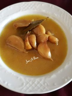 Una foto de Salsa de ajo y mostaza, con laurel y tomillo