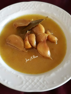 Una foto de Salsa de ajo y mostaza, con laurel y tomillo