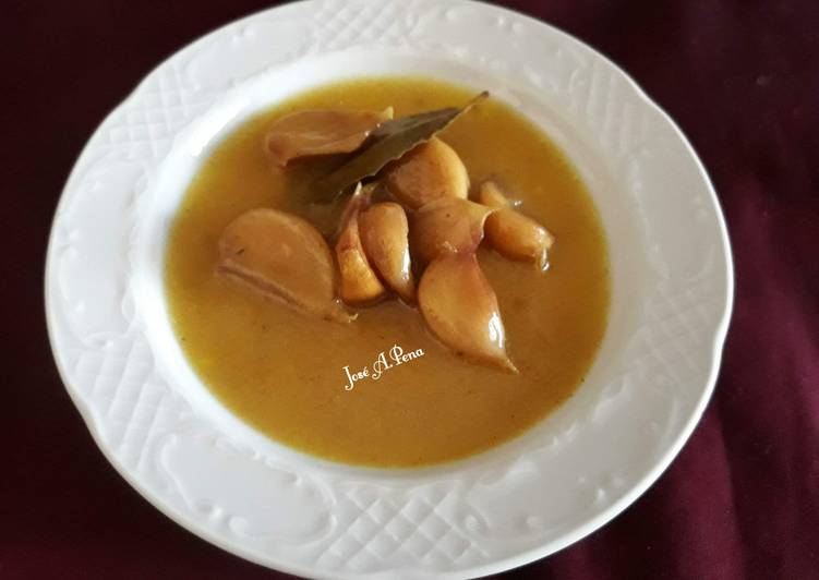 Salsa de ajo y mostaza, con laurel y tomillo
