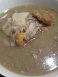 Sopa de pollo y plátano verde frito