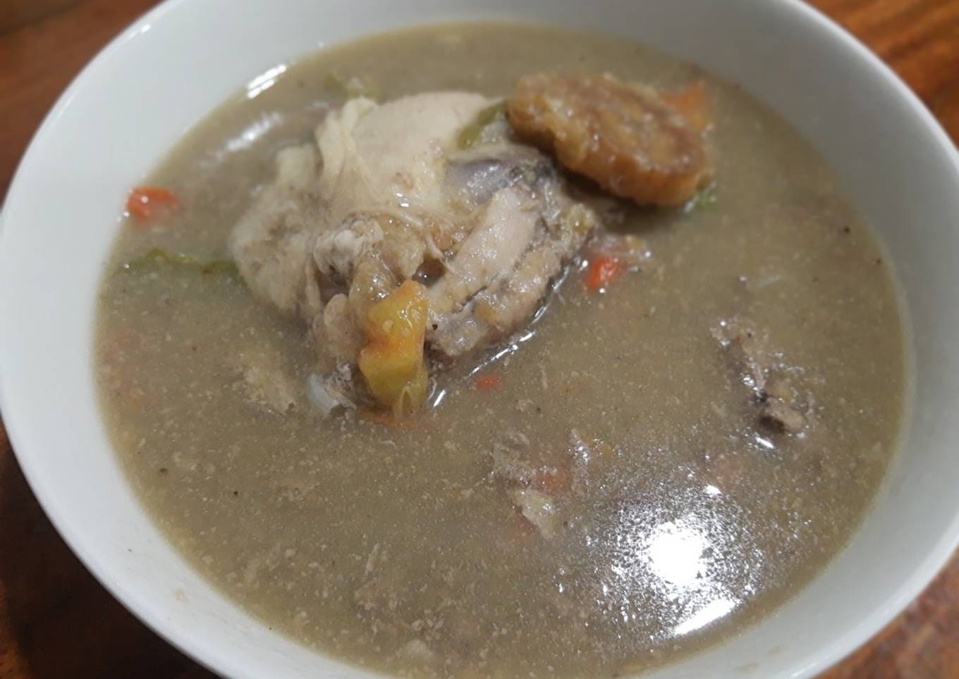 Sopa de pollo y plátano verde frito