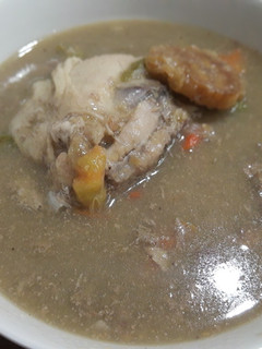 Una foto de Sopa de pollo y plátano verde frito