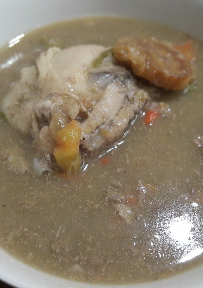 Una foto de Sopa de pollo y plátano verde frito
