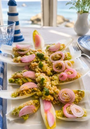 Foto principal de Endivias Rellenas de Quinoa y Salmón Ahumado