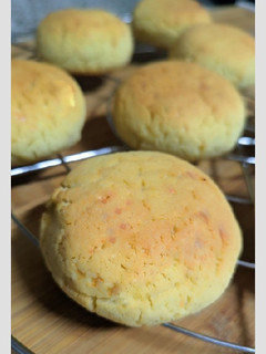 Una foto de Panecillos de queso azul con harina de maíz