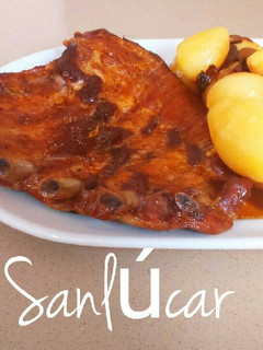 Una foto de Costillar de cerdo al horno con patatas baby