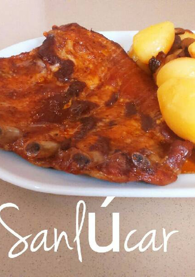 Una foto de Costillar de cerdo al horno con patatas baby