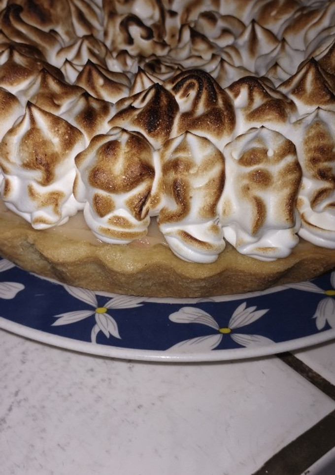 Una foto de Pie de pomelo rosado y limón!!🍋🍋