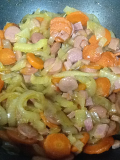 Una foto de Wok de zanahoria y cebolla con salchichas
