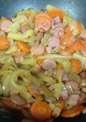 Foto principal de Wok de zanahoria y cebolla con salchichas