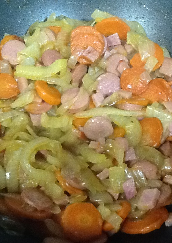 Una foto de Wok de zanahoria y cebolla con salchichas