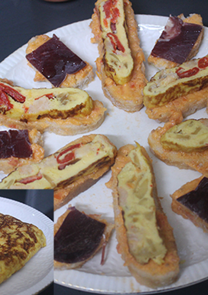 Una foto de Pan con tortilla cuadrada y cecina