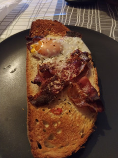 Una foto de 🥖 Tosta de bacon y huevo