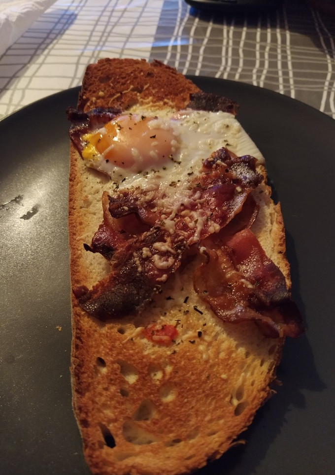 Una foto de 🥖 Tosta de bacon y huevo