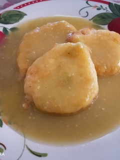 Una foto de Tortitas de huevo en chile verde