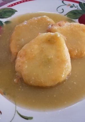 Una foto de Tortitas de huevo en chile verde