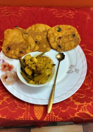A picture of Pumpkin Puri with mixed vegetable bhaji.