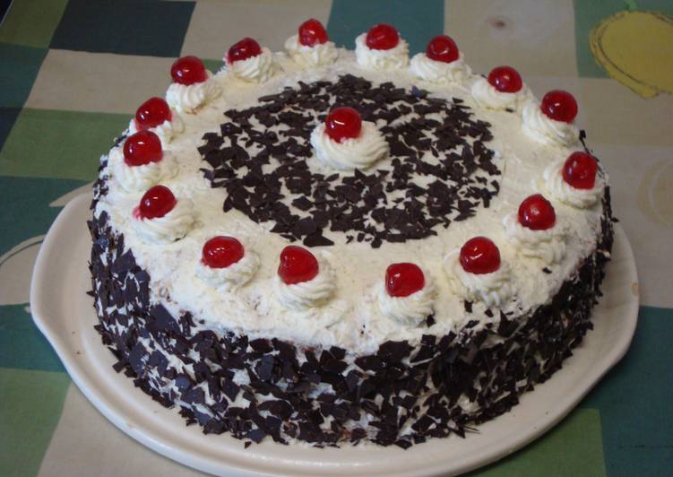 Recipe of Homemade Black Forest Cake (Schwarzwaelder Kirsch Torte)