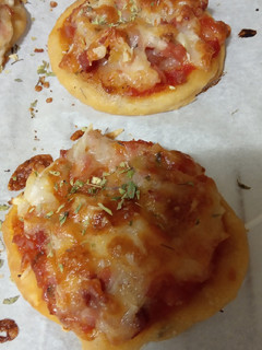 Una foto de Mini pizzas de bacon, jamón y cebolla