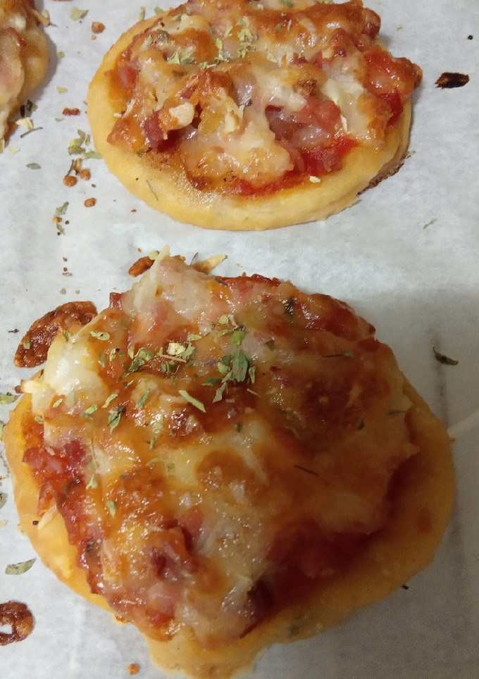 Una foto de Mini pizzas de bacon, jamón y cebolla