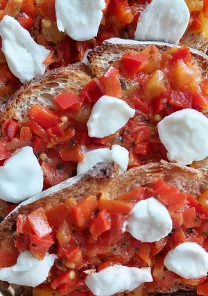 Une photo de Bruschetta tomate poivron