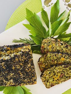 Une photo de Cake salé aux légumes et herbes fraîches