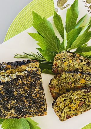 Une photo de Cake salé aux légumes et herbes fraîches