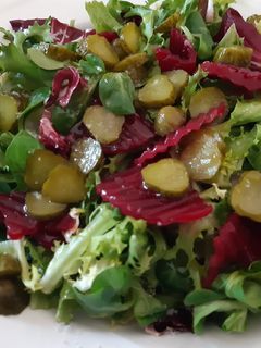 Una foto de Ensalada, rojo y verde