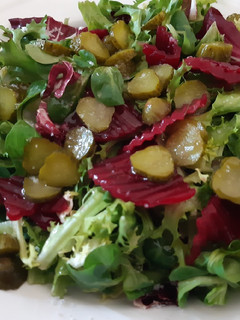 Una foto de Ensalada, rojo y verde