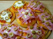 Una foto de pizzetas con jamón