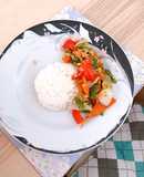 Cơm ăn kèm với rau củ xào với gà